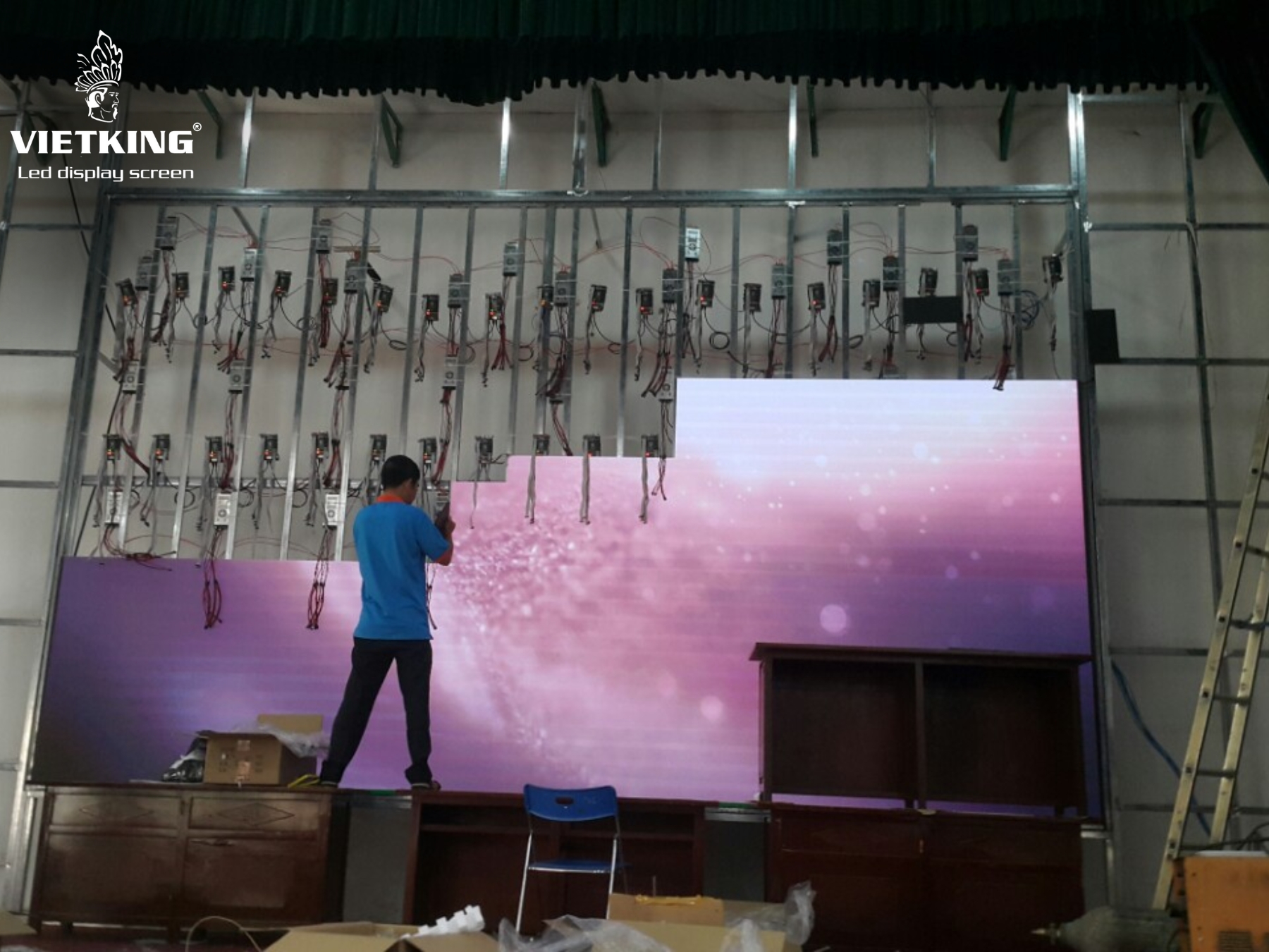 Hàn khung theo thiết kế bản vẽ.