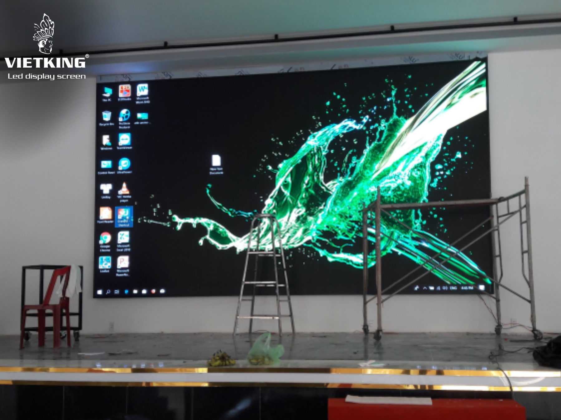 Cấp nguồn điện và chạy thử nội dung cho hệ thống màn hình LED